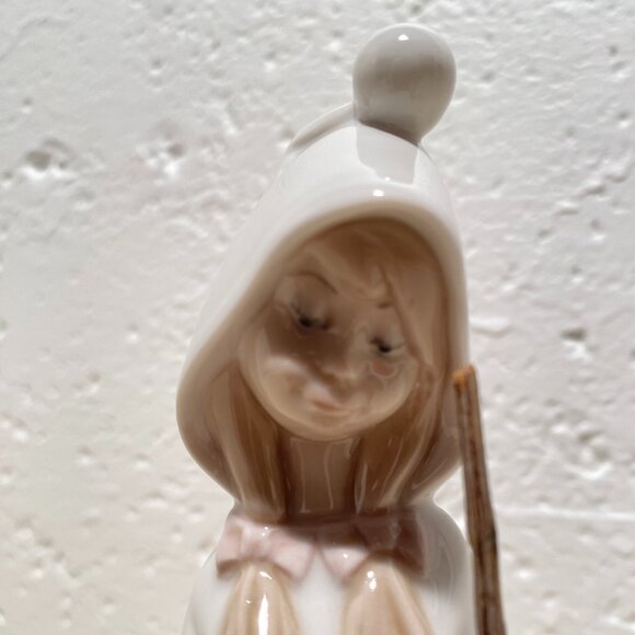 Lladro Shepherdess with Basket Porcelain Figurine - Picture 8 of 11